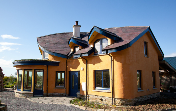 Casa de Cob, construida por Feile y Colin de Mud and Wood, en Sligo,  el noroeste de Irlanda.